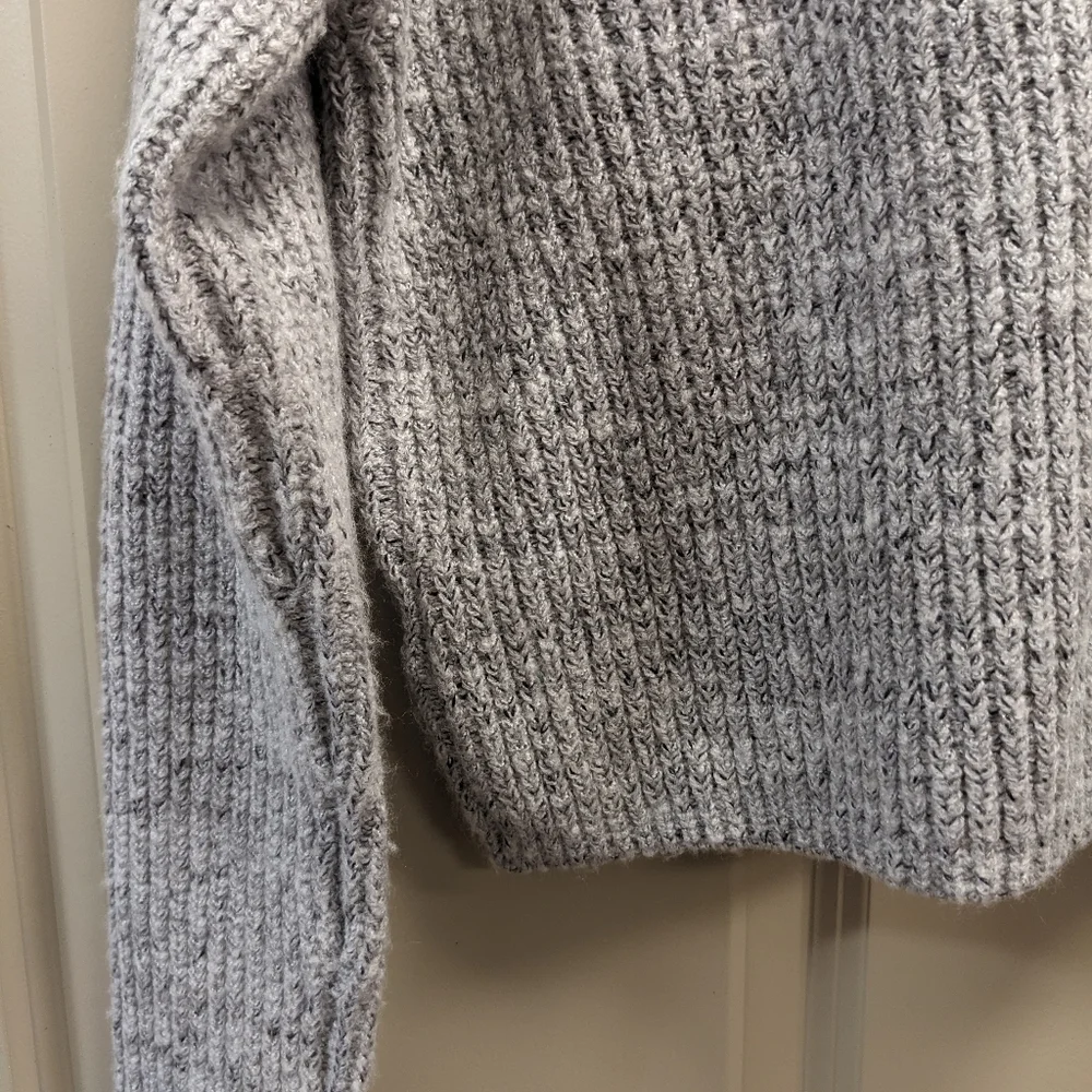 Garage Cropped V-neck Relaxed Fit Sweater- size P/small